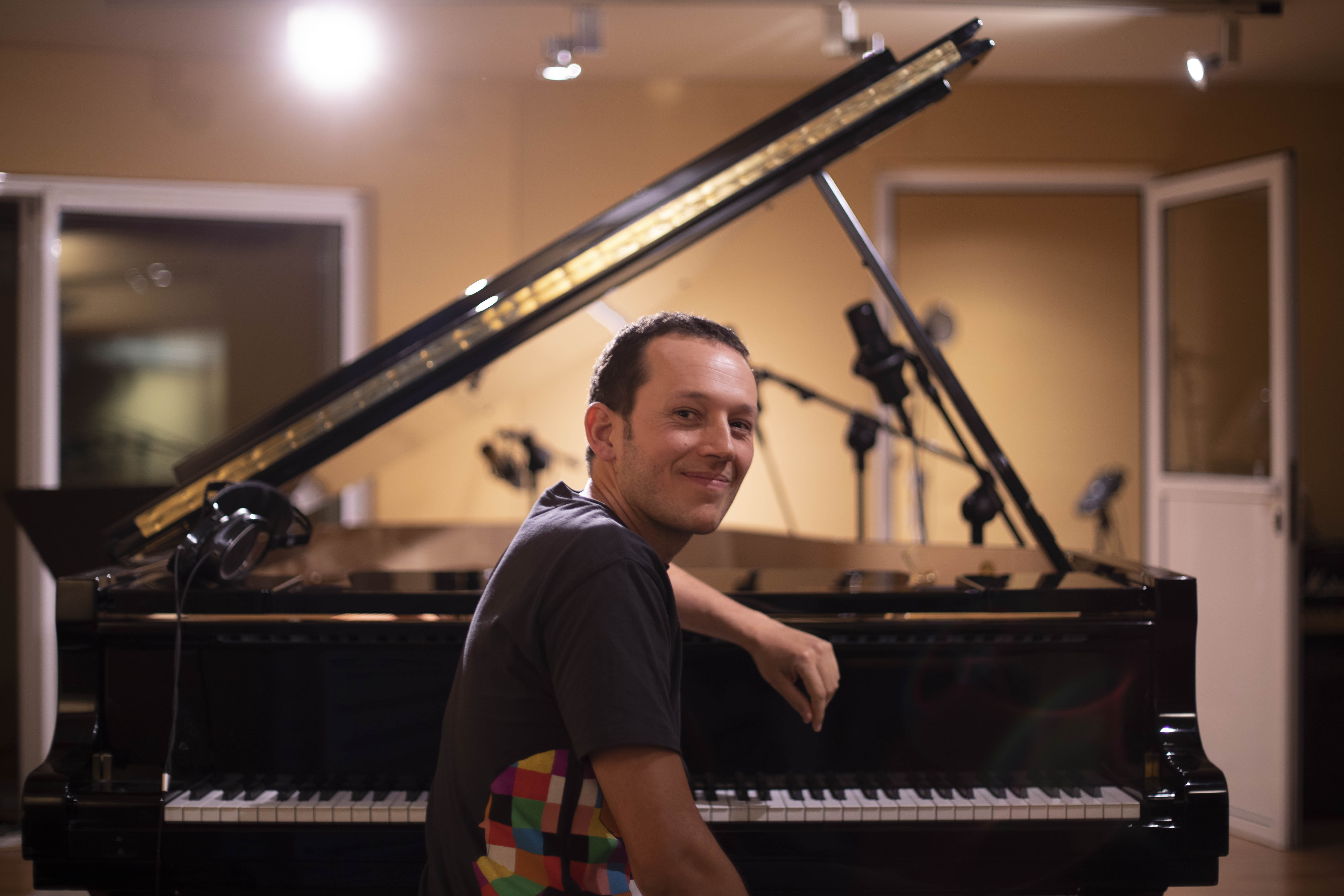 Pablo Pareja playing piano at a recording studio